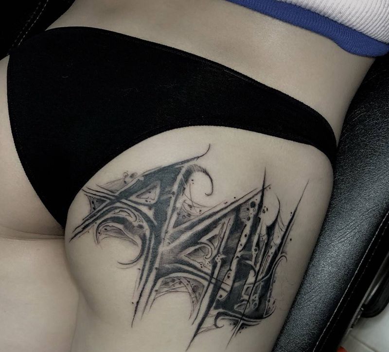 花体字纹身图片_臀部花体字纹身图案