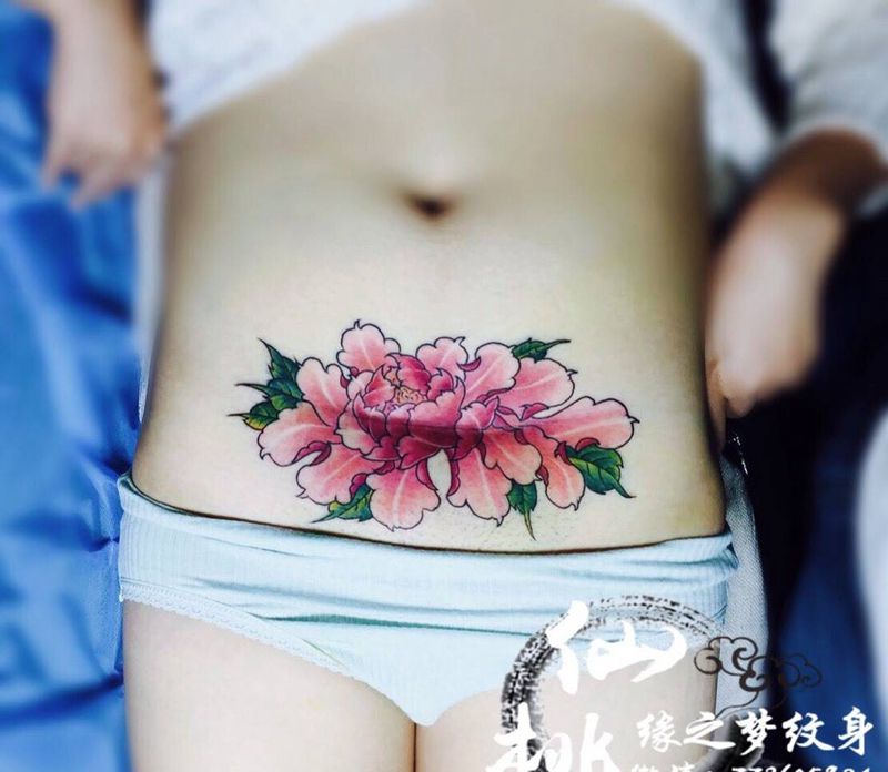 牡丹花，遮盖破腹产疤痕纹身图片_腹部传统成品纹身图案