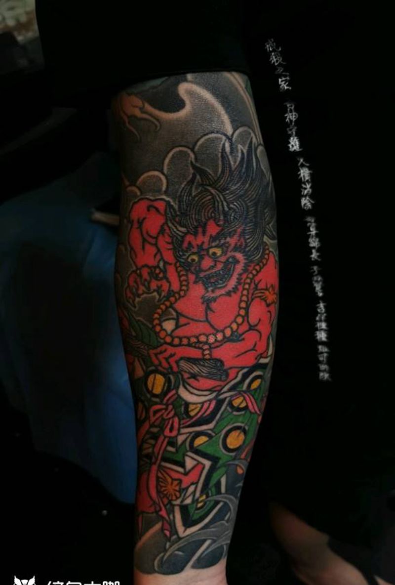 圆三作业纹身图片_手臂老传统雷神菊花纹身图案