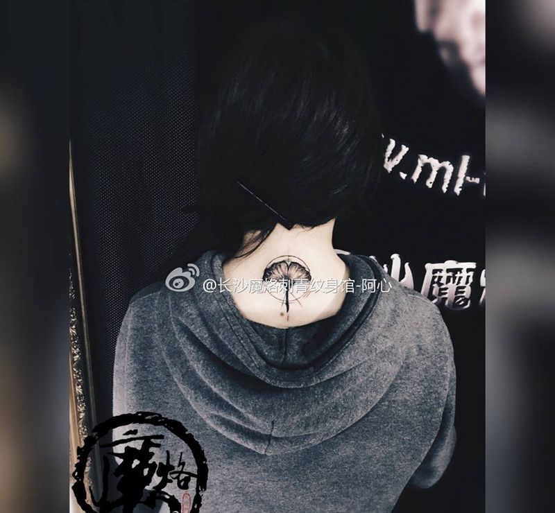 葉纹身图片_成品颈部清新植物静物纹身图案