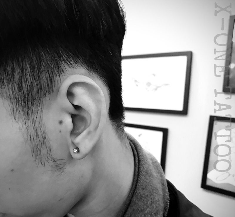 無痛耳洞一枚纹身图片