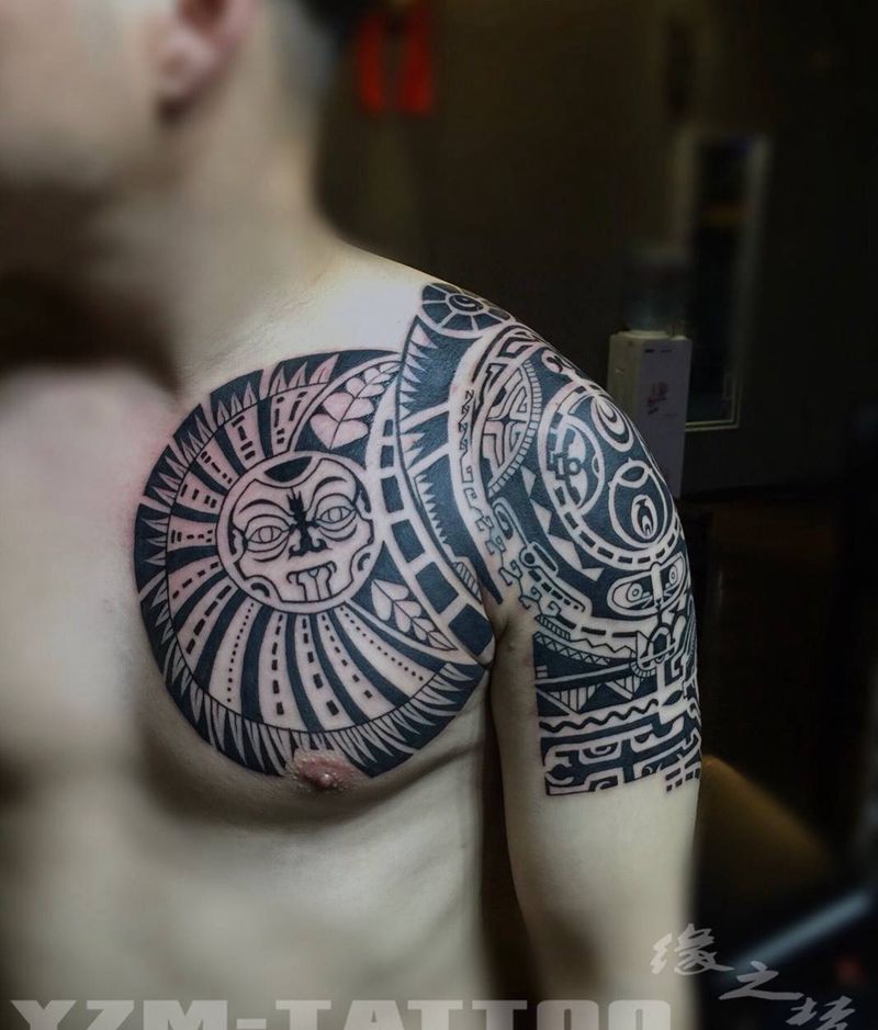 巨石强森，半胛纹身图片_欧美胸部手臂图腾纹身图案