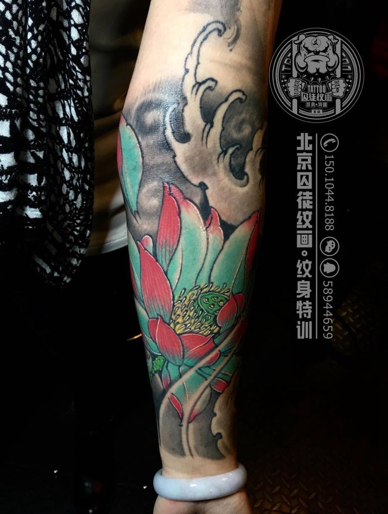 荷花锦鲤纹身图片_手臂新传统荷花鲤鱼纹身图案