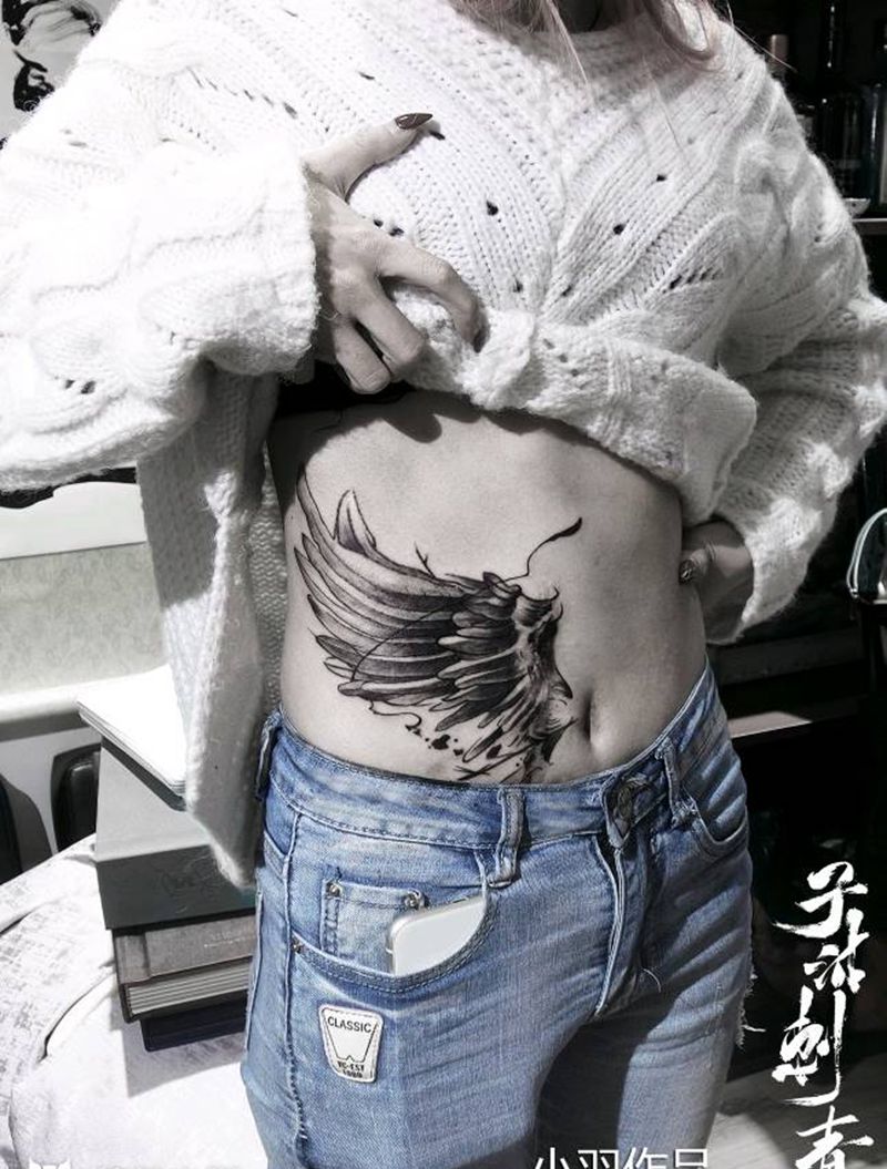 翅膀遮盖泼墨小腹 小羽师傅纹身图片_腹部水墨水彩纹身图案