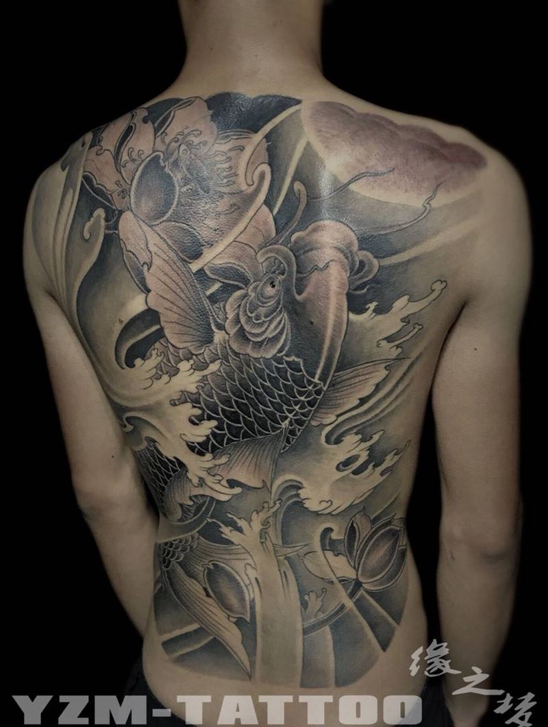 锦鲤纹身图片_成品背部传统动物纹身图案