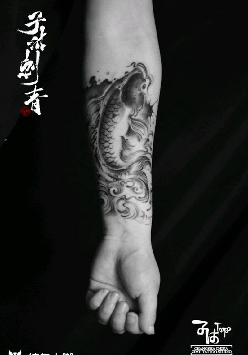 鲤鱼跃龙门泼墨小臂中国风水浪纹身图片_手臂水墨纹身图案