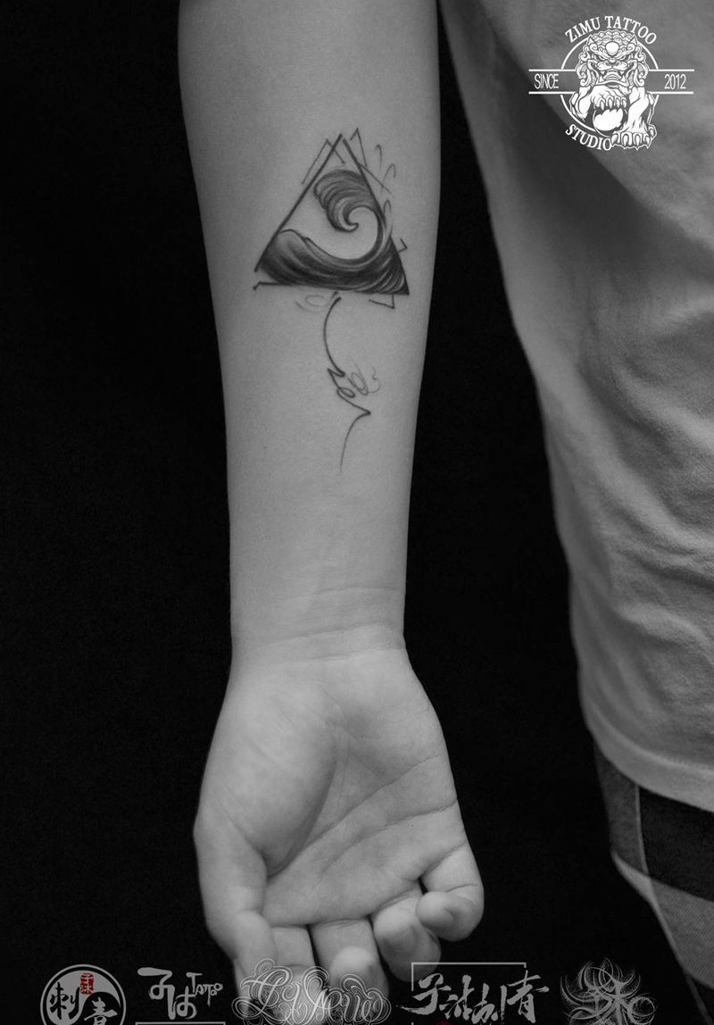 遮盖纹身海浪三角线条纹身图片_手臂几何水彩纹身图案