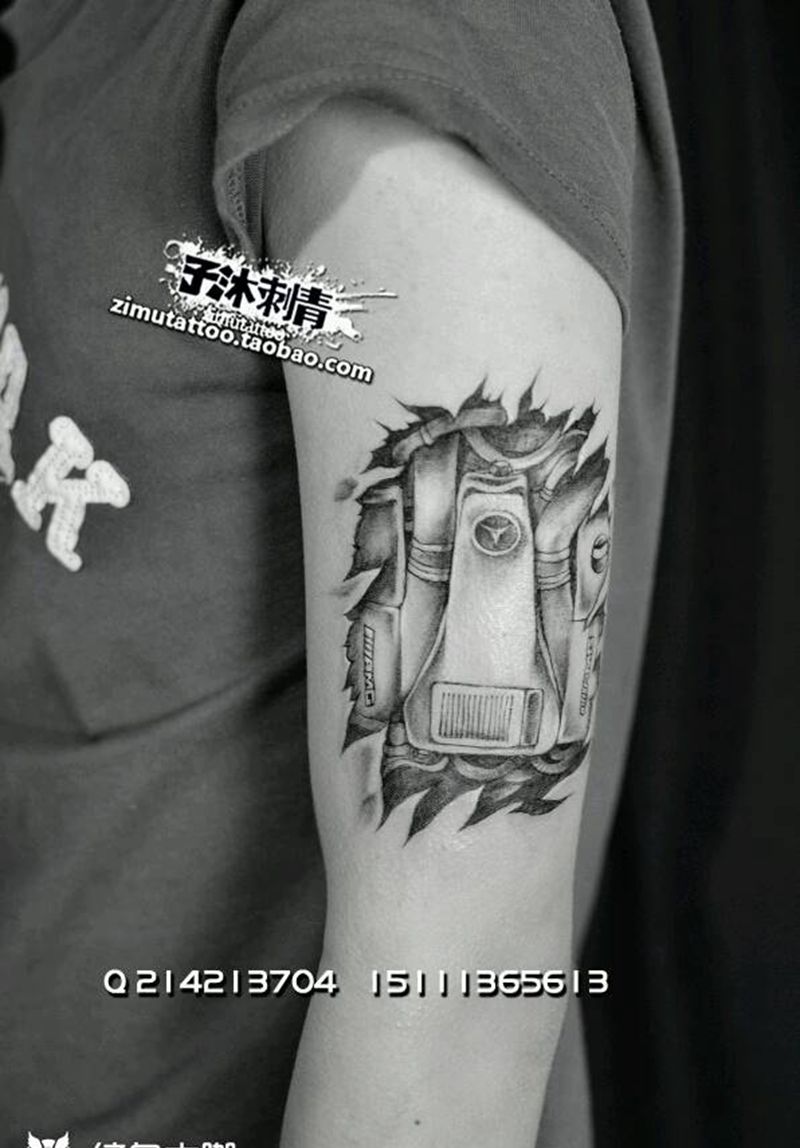 BENZ AMG引擎 撕裂裸露纹身图片_手臂欧美成品纹身图案