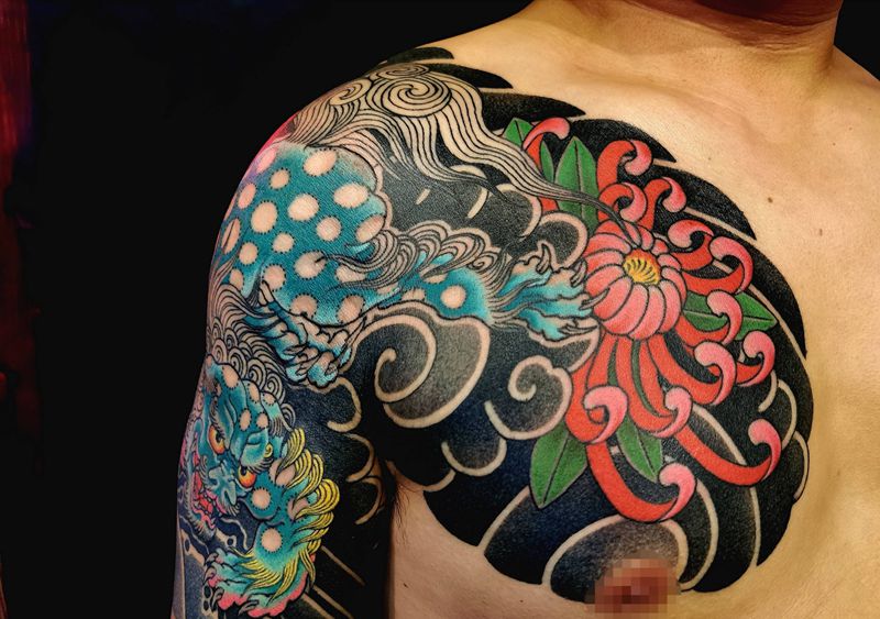 唐狮半胛纹身图片_胸部老传统半胛长沙长沙学纹身图案