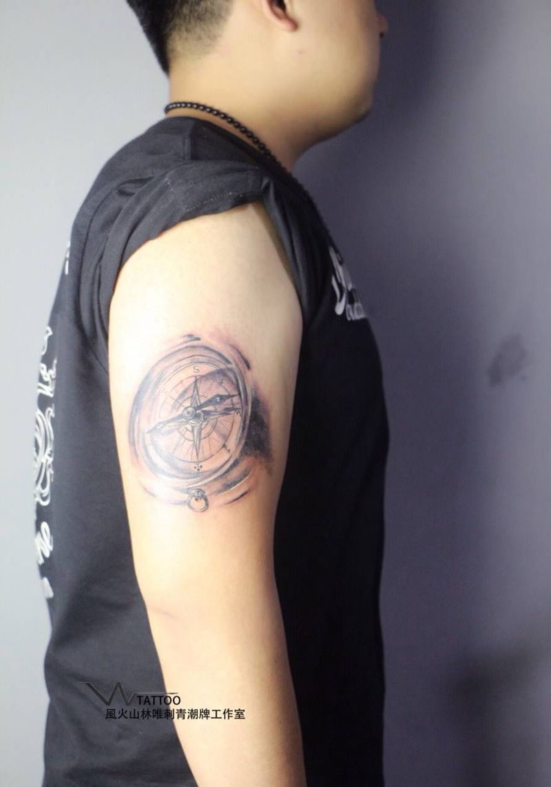 指南针遮盖纹身图片_成品手臂欧美写实原创荆州唯刺青纹身图案