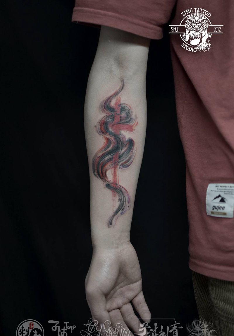 红黑十字泼墨抽象笔刷纹身图片_手臂水墨水彩纹身图案