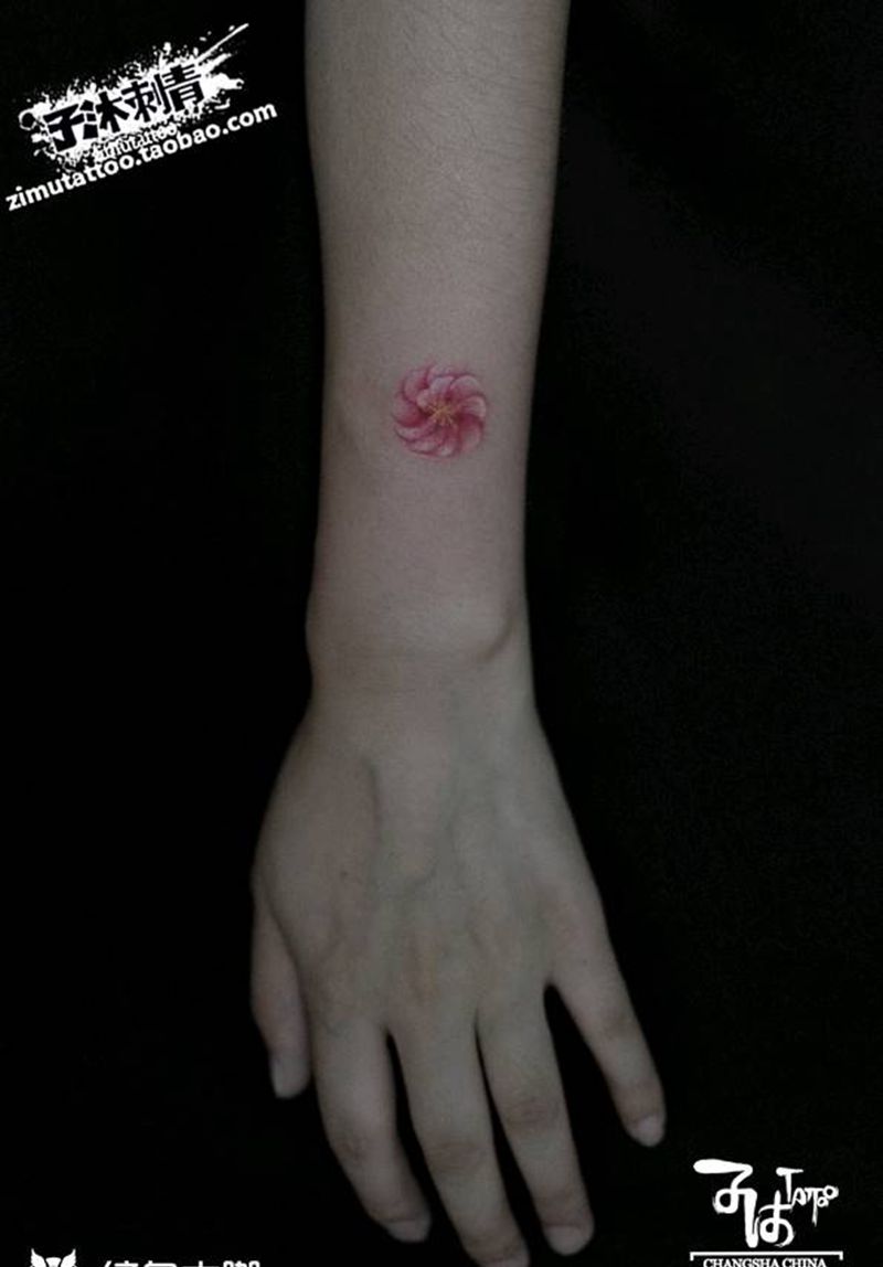 小花纹身图片_手臂水彩欧美写实纹身图案