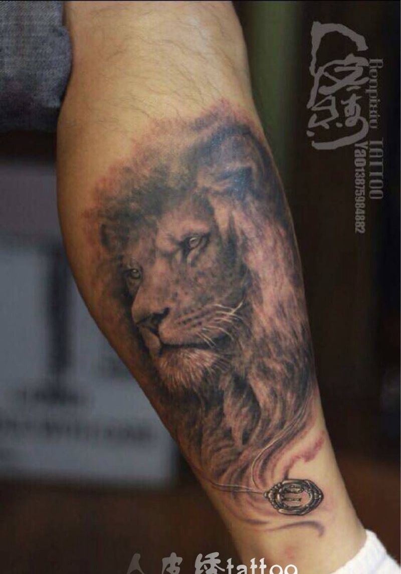 狮子纹身图片_脚部腿部欧美写实动物纹身图案