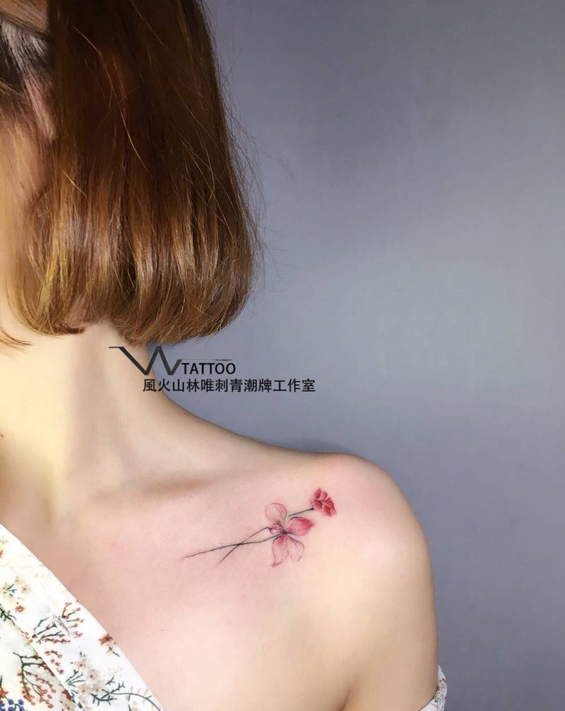 小花纹身图片_荆州唯刺青植物清新肩部成品纹身图案