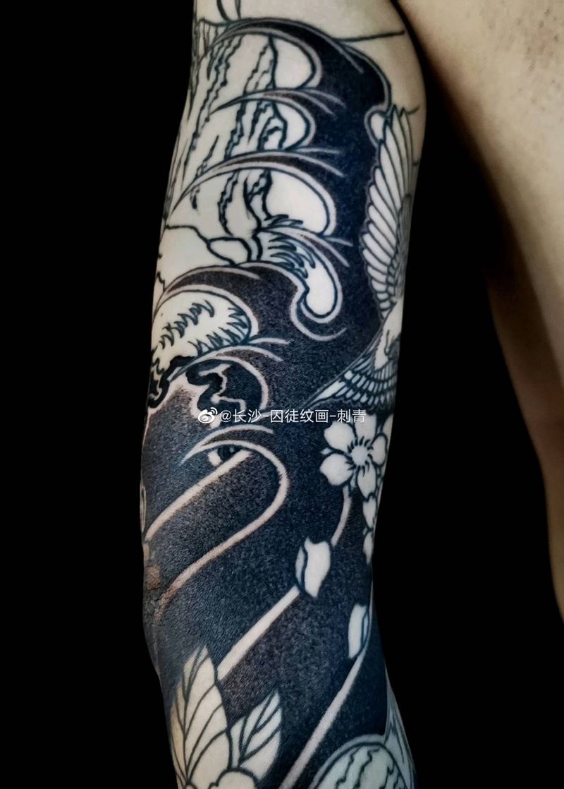 磨砂雾纹身图片_手臂老传统圆三打雾纹身图案