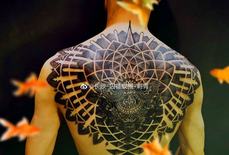 点刺骷髅纹身图片_背部点刺骷髅头纹身图案