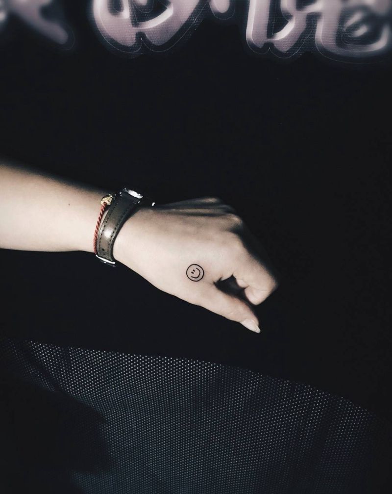 微微一笑很傾城纹身图片_成品手部清新字符贴纸纹身图案