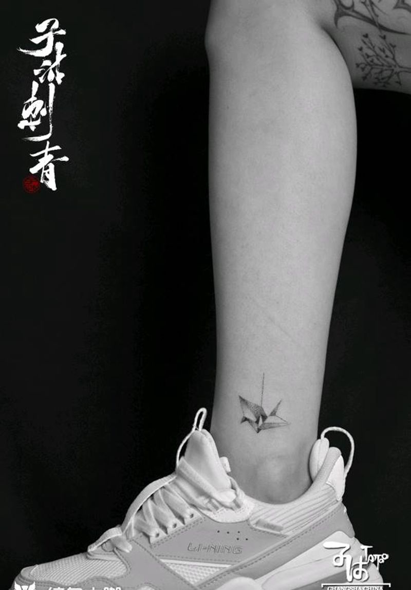 千纸鹤纹身图片_腿部点刺纹身图案