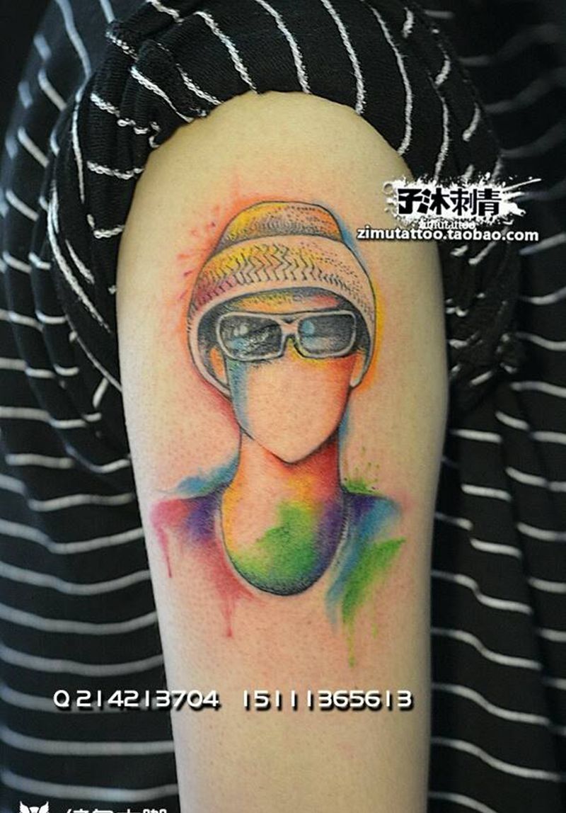 泼墨彩色墨镜男纹身图片_手臂欧美清新写实人物原创成品纹身图案