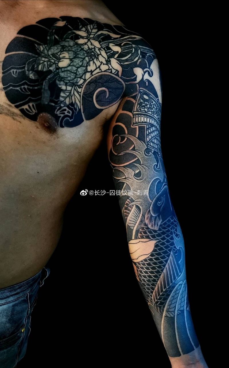 圆三~老传统纹身图片_手臂胸部老传统菊花武士锦鲤纹身图案