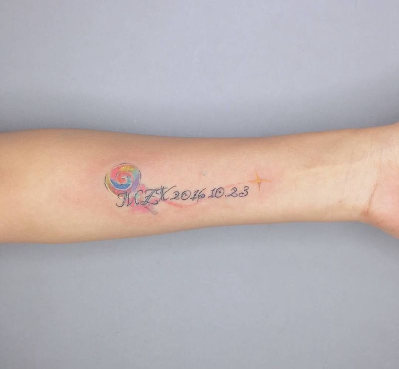 字母纹身图片_手臂水彩纹身图案