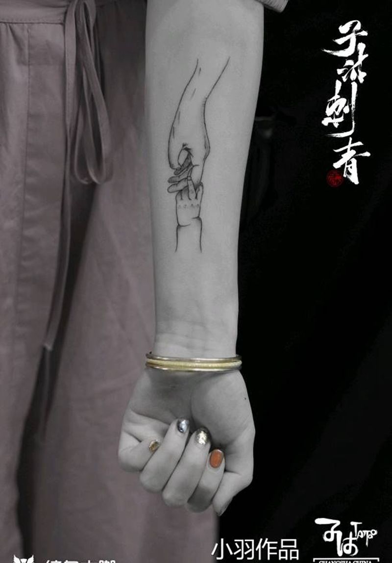 母亲节手指握手母子亲情纹身图片_欧美写实纹身图案