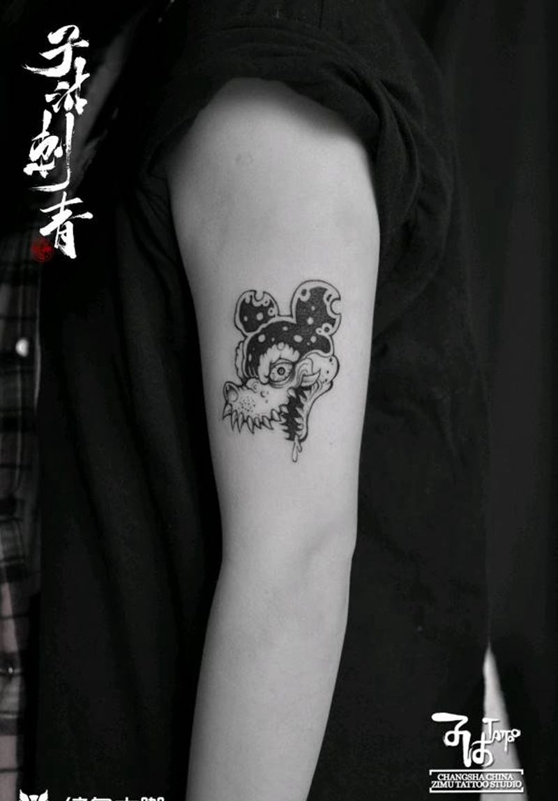 米奇长獠牙纹身图片_手臂Old School几何纹身图案