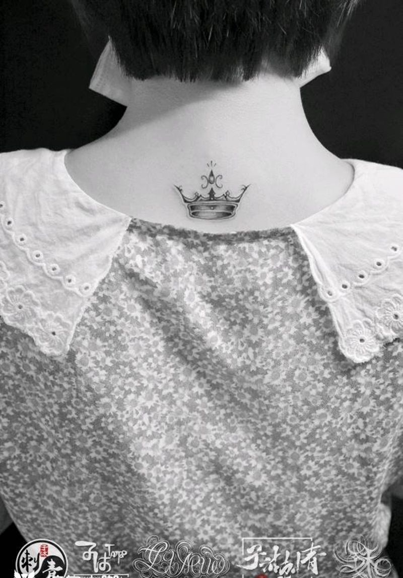 后脖子皇冠纹身图片_几何纹身图案