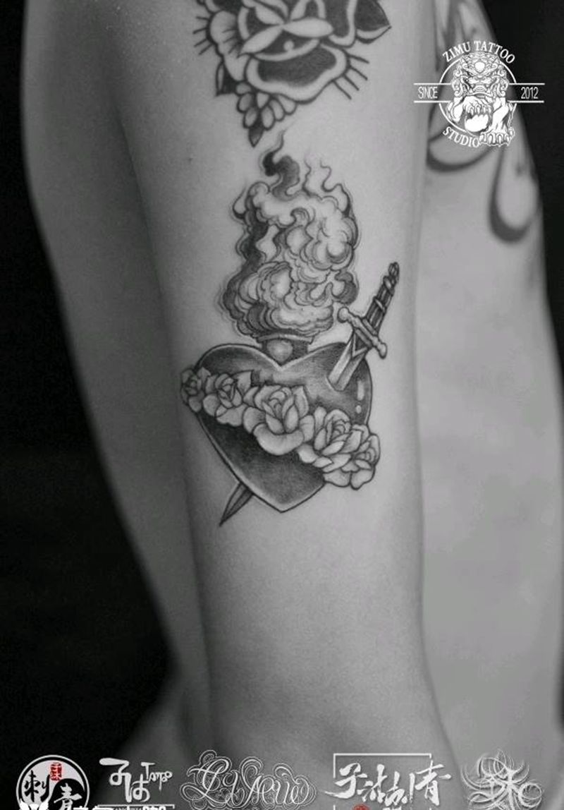 烟壶烟雾爱心宝剑纹身图片_New School欧美写实纹身图案