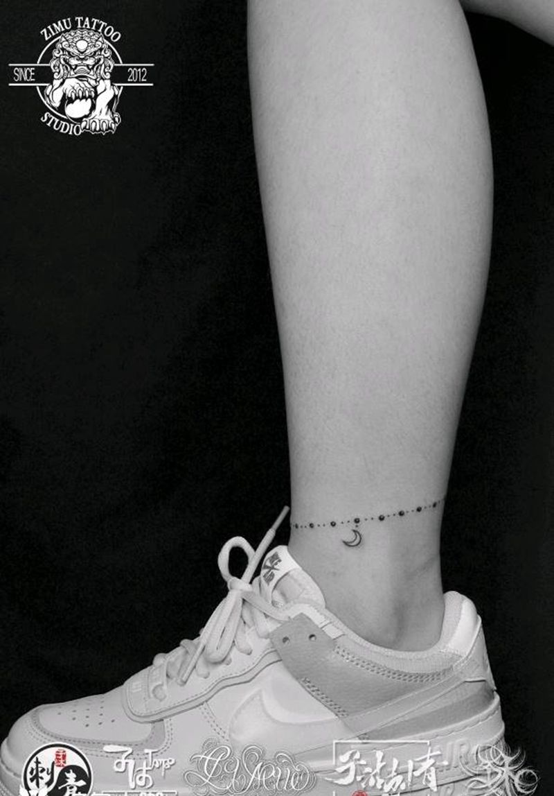 脚链脚环脚踝小清新月亮点缀纹身图片_脚部几何点刺纹身图案