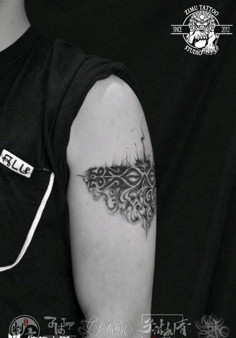 玛雅图腾泼墨抽象混搭大臂纹身图片_手臂水墨图腾纹身图案