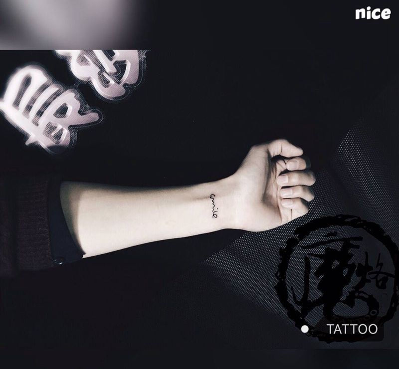 時刻保持微笑纹身图片_手稿手部字符清新纹身图案