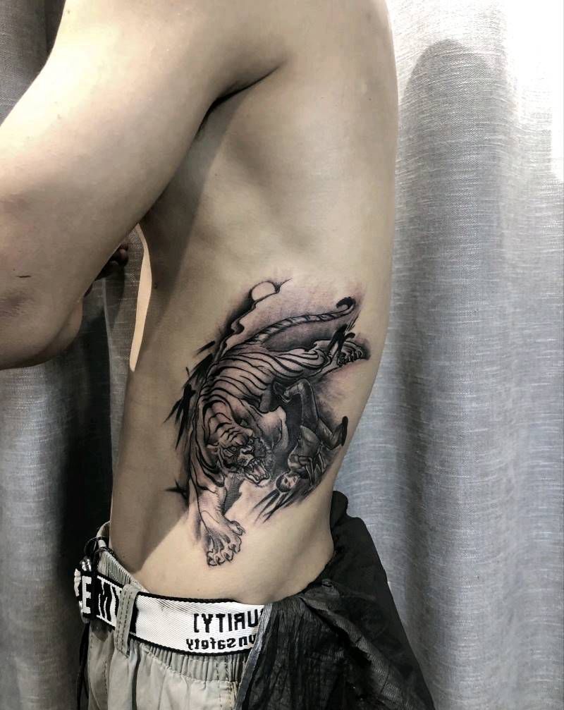 龙虎纹身图片_腰部新传统纹身图案