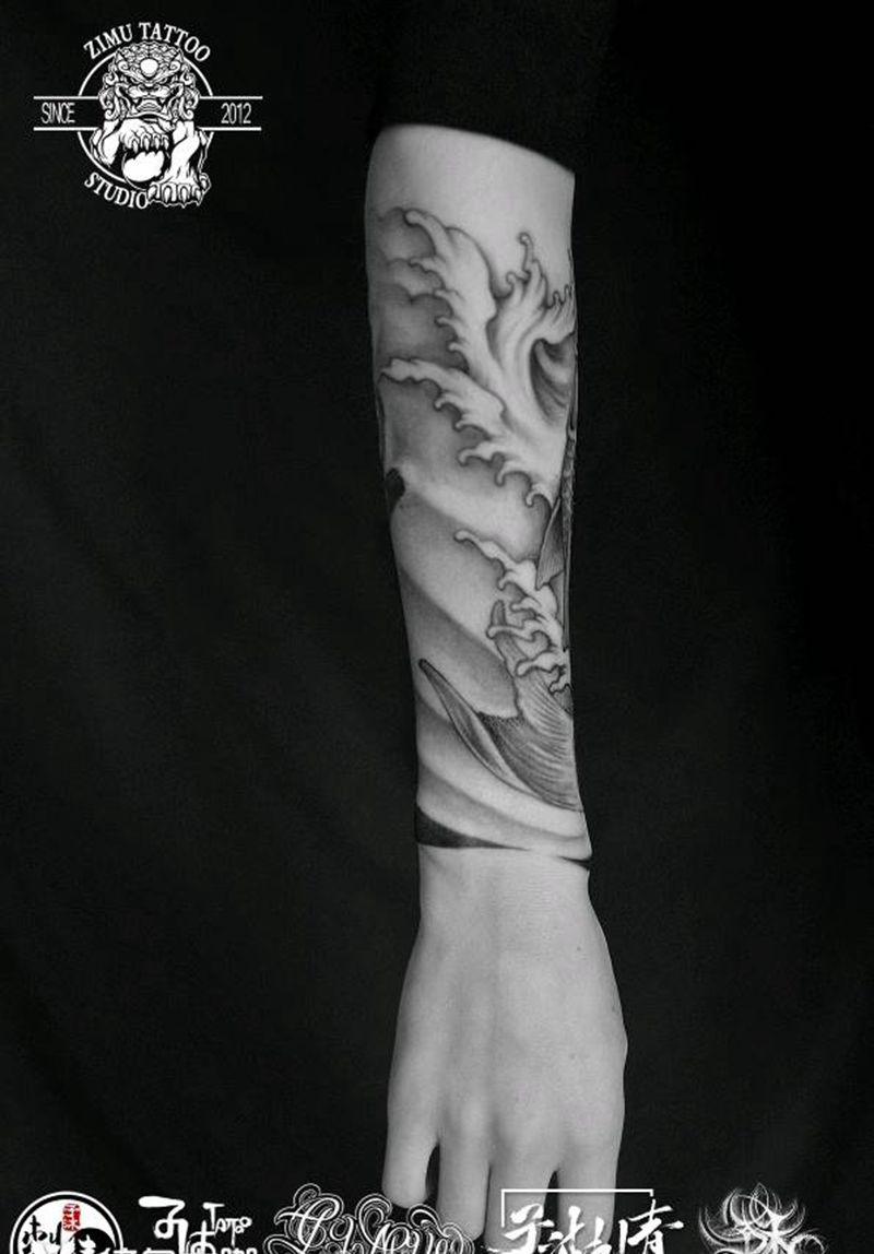 小臂鲤鱼新传统纹身图片_手臂新传统欧美写实纹身图案