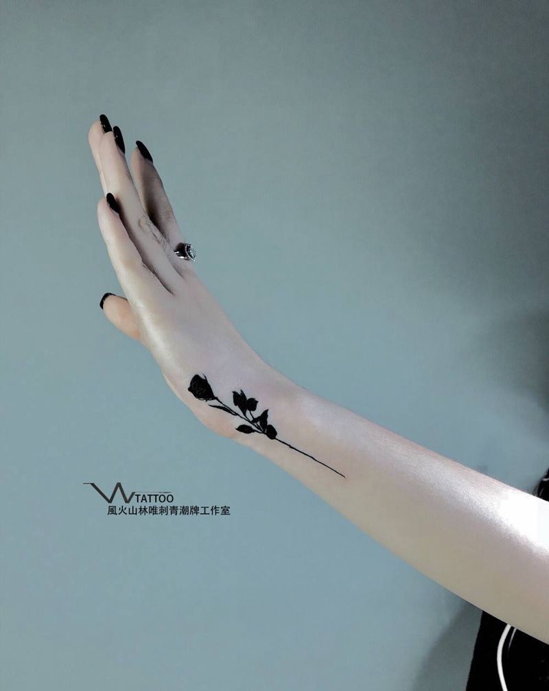 迷你玫瑰纹身图片_成品插画手部清新植物荆州唯刺青纹身图案