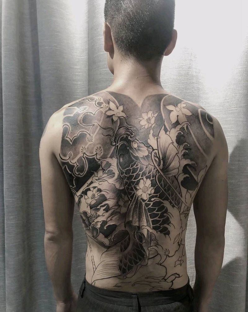 鲤鱼满背纹身图片_背部新传统纹身图案