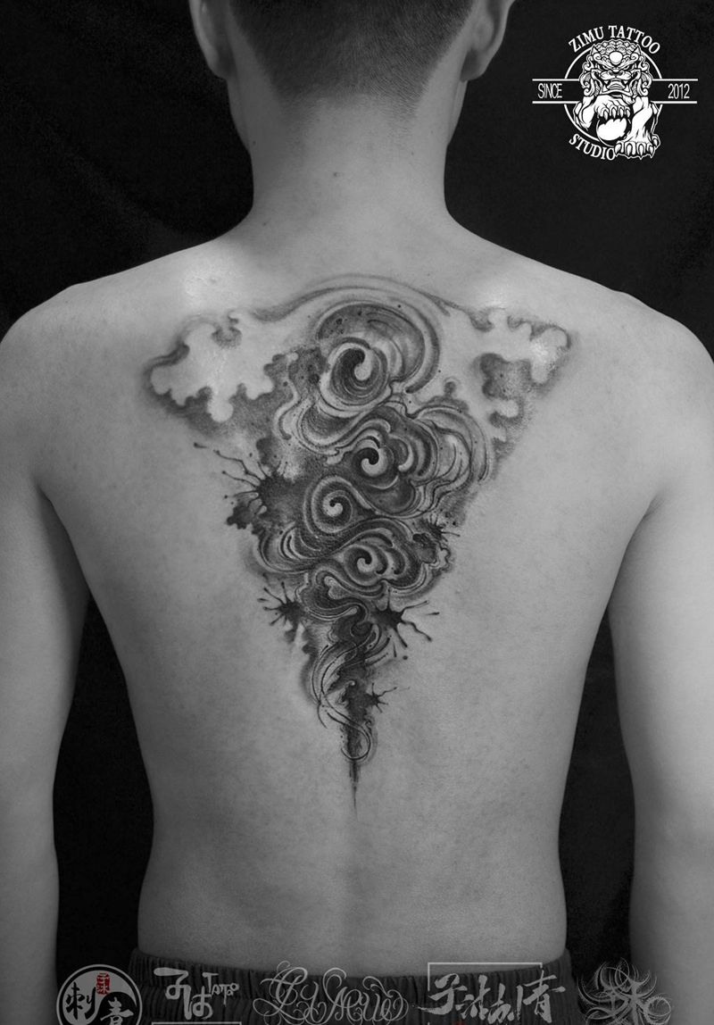 泼墨水墨抽象 天地玄黄纹身图片_背部新传统水墨纹身图案