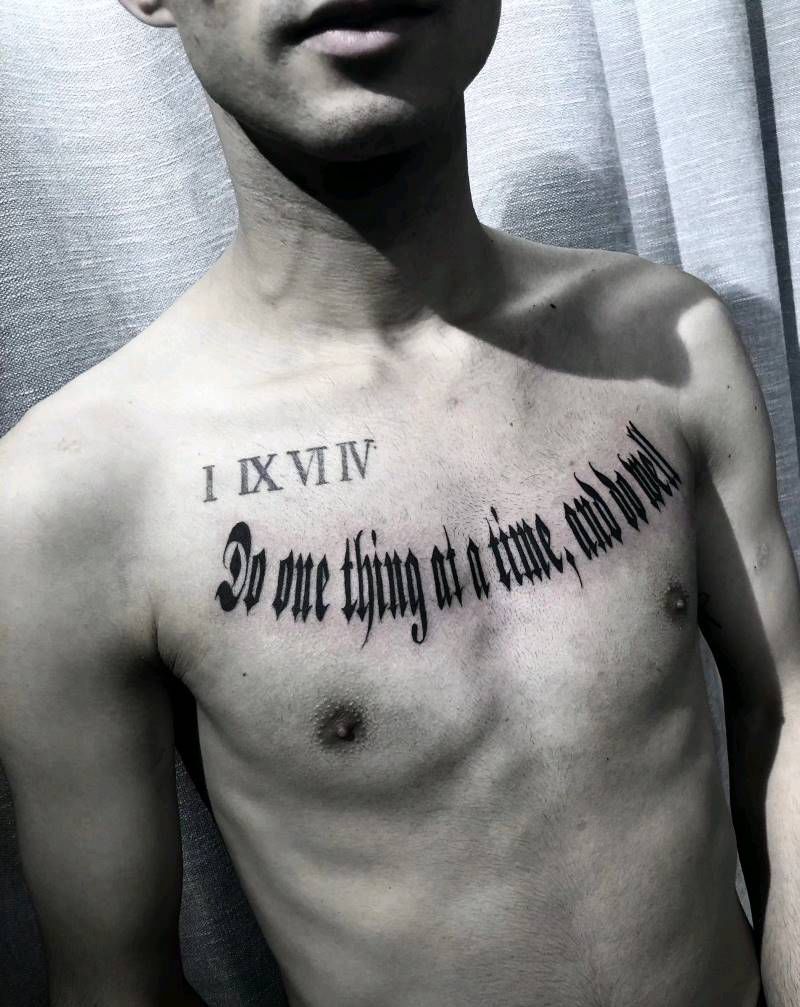 花体字花胸纹身图片_胸部点刺花体字纹身图案