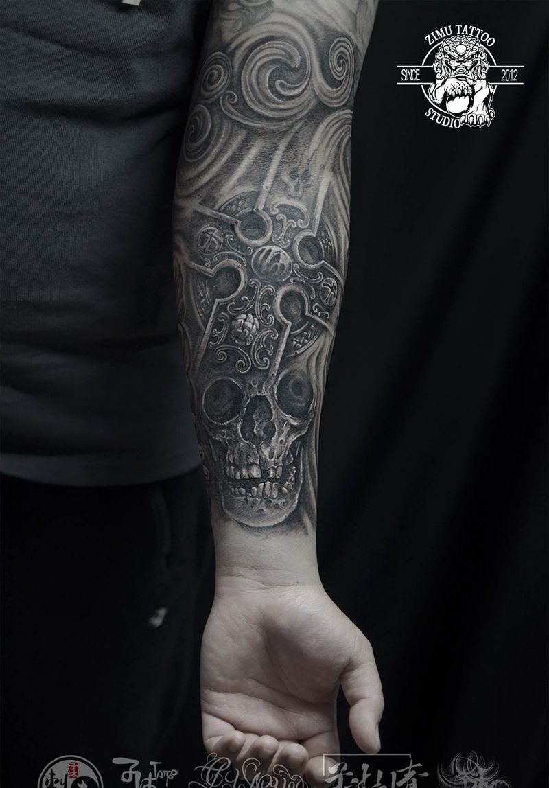 黑灰写实小臂 金属十字骷髅死纹身图片_欧美写实新传统纹身图案