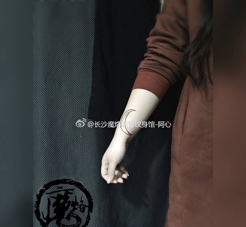 月牙灣纹身图片_成品手部清新静物纹身图案