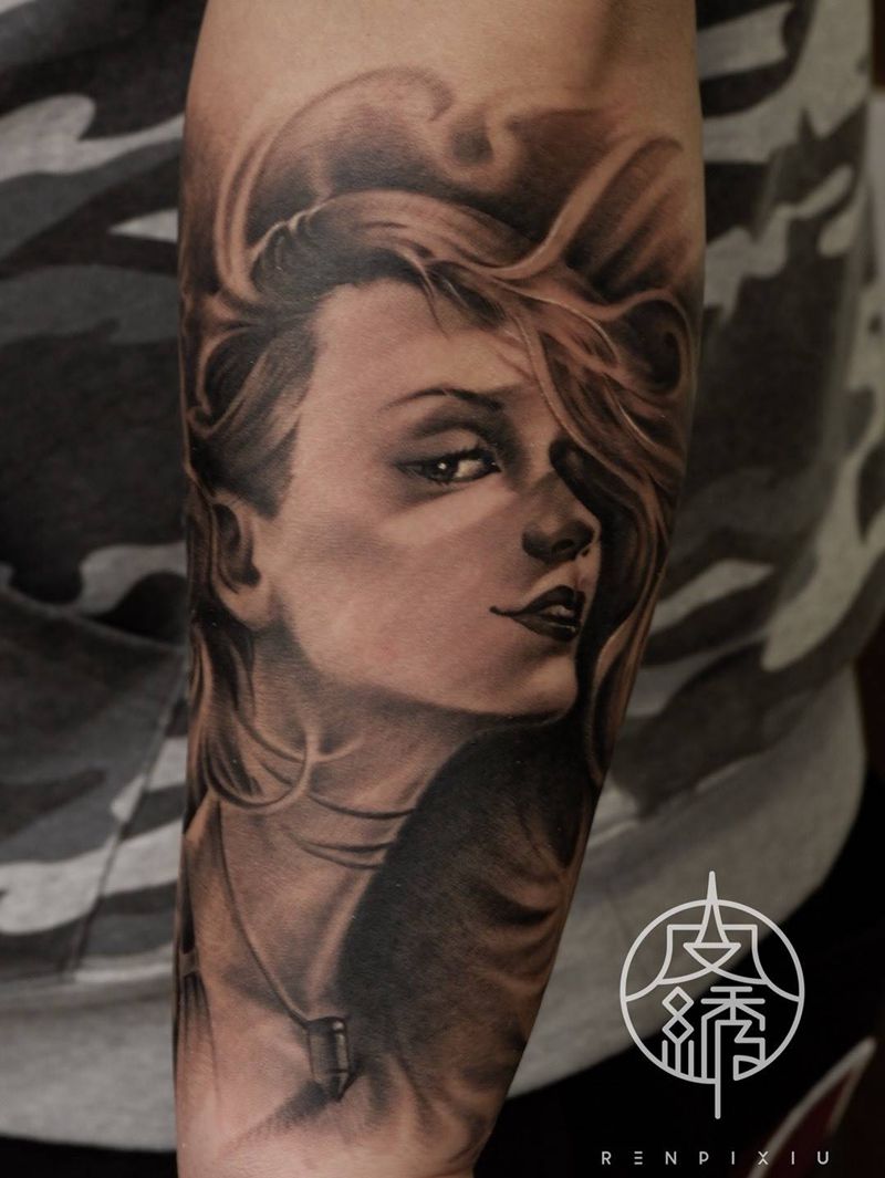 小萝莉纹身图片_插画手臂手部肖像欧美写实人物纹身图案