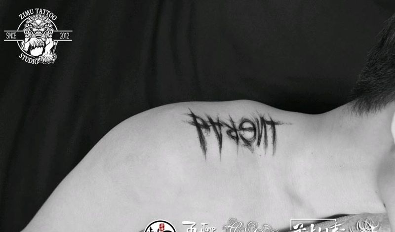 英文涂鸦纹身图片_肩部水墨纹身图案