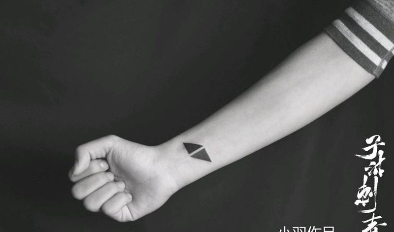 三角logo纹身图片_几何纹身图案