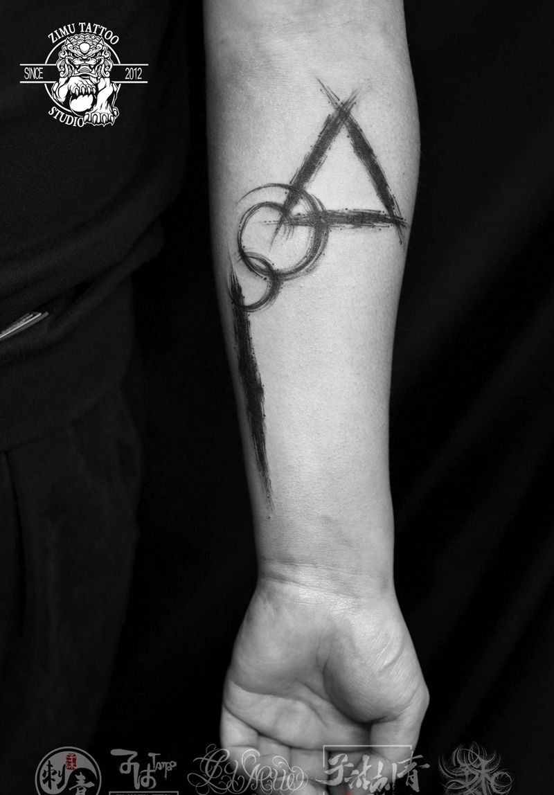 遮盖泼墨笔触纹身图片_手臂水墨纹身图案