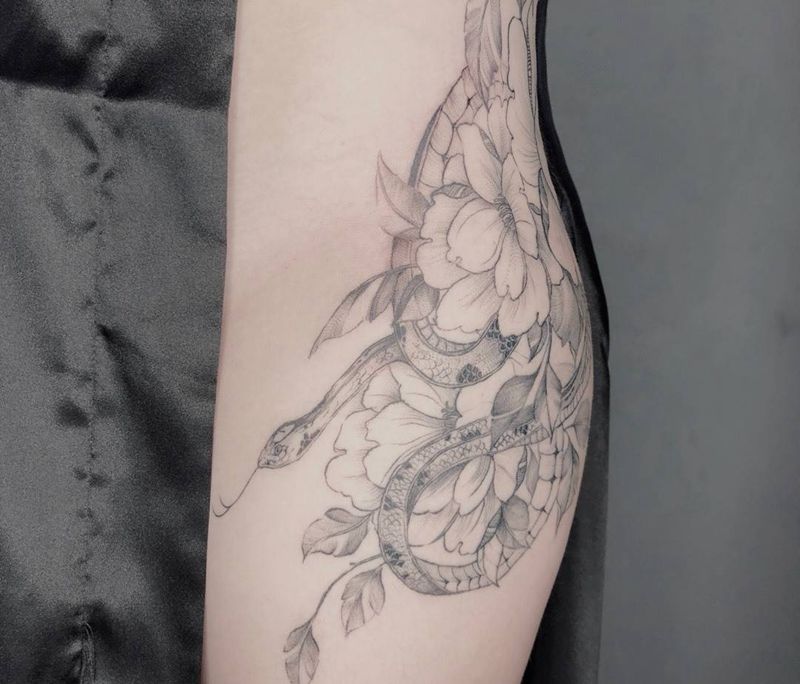 蛇纹身图片_腰部素花纹身图案