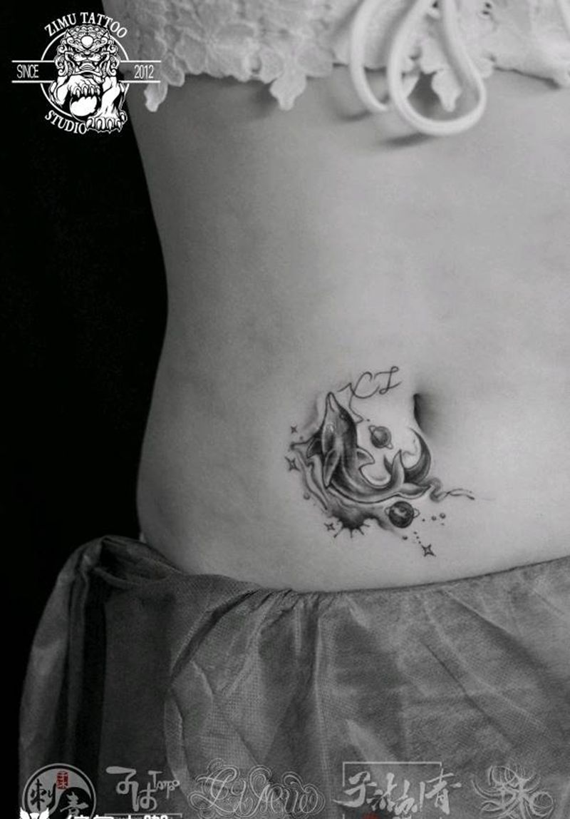 海豚月亮星球遮盖疤痕小腹纹身图片_腹部New School水墨纹身图案