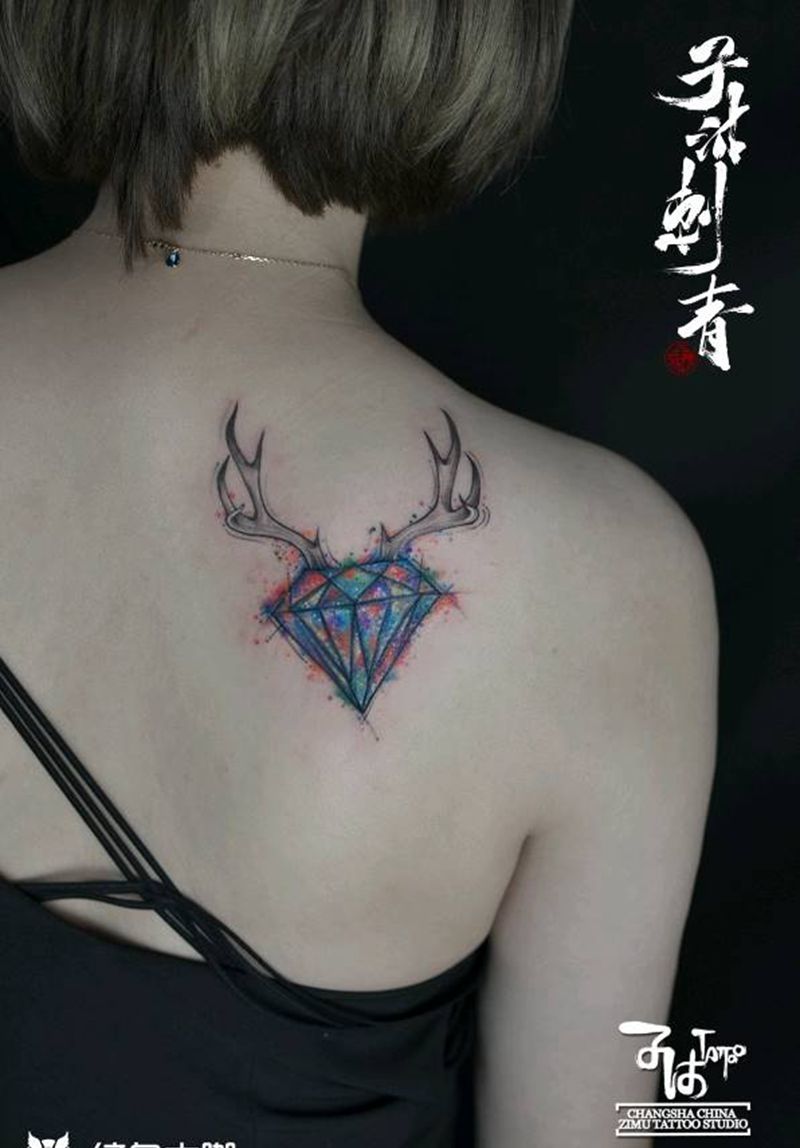 钻石 鹿角 七彩 后肩 ©长沙纹身图片_背部水彩New School纹身图案