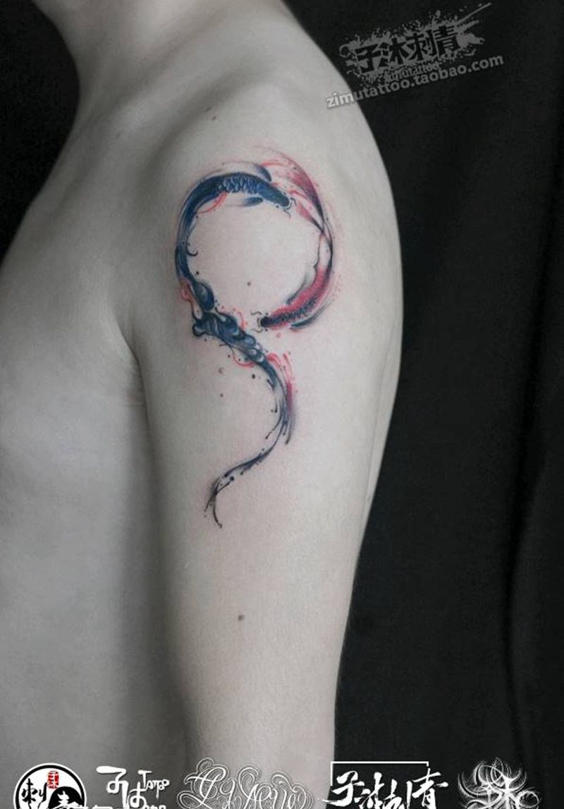 泼墨水墨双鱼太极红色蓝色纹身图片_水墨纹身图案