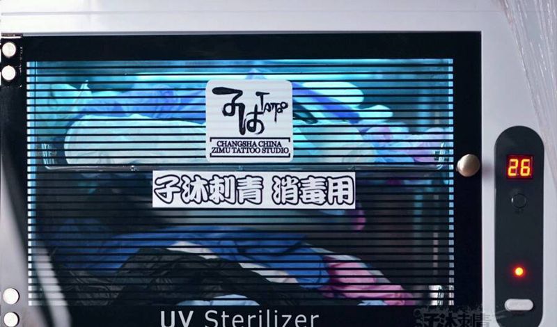 五颜六色一次性手套与器具纹身图片