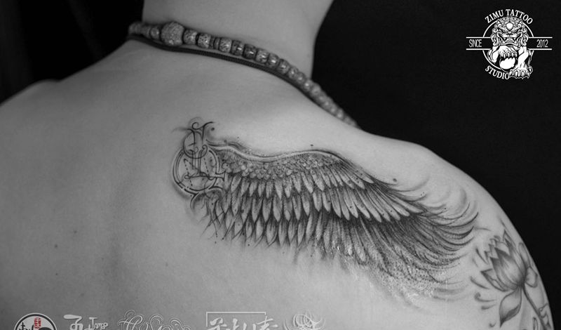 后肩翅膀黑灰写实 隐藏字母纹身图片_背部欧美写实New School纹身图案
